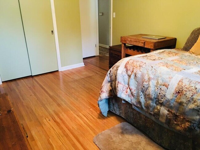 Foto del edificio - 5624 Lake St