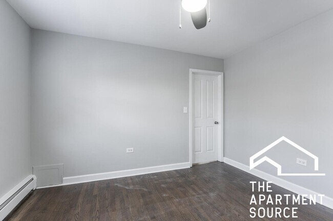 Building Photo - 1323 W Sherwin Ave