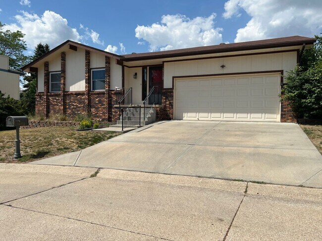 Foto del edificio - Spacious 4 Bedroom In Eldorado!!