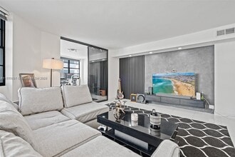 Building Photo - 999 Brickell Bay Dr