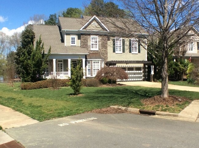 Building Photo - Beautiful lakefront home