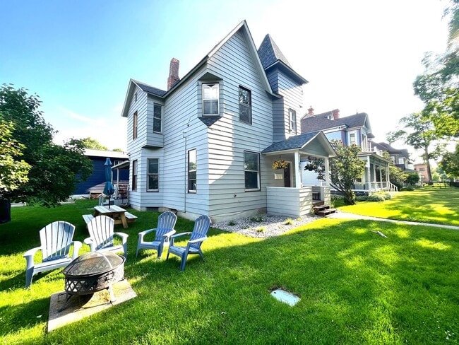 Building Photo - Recently Renovated One Bedroom In Awesome University Location!