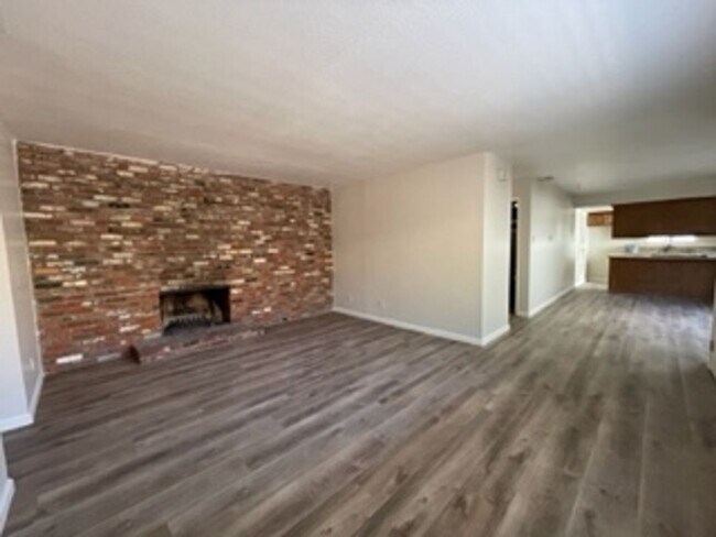 Foto del edificio - Great 3 Bed 2 Bath Duplex