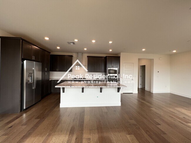 Foto del edificio - Beautiful Elk Grove 3bd/2.5ba Home with 2 ...