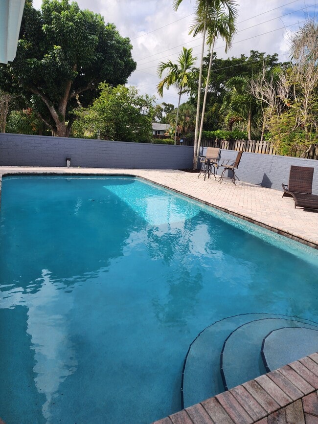 Building Photo - 465 S Fig Tree Ln