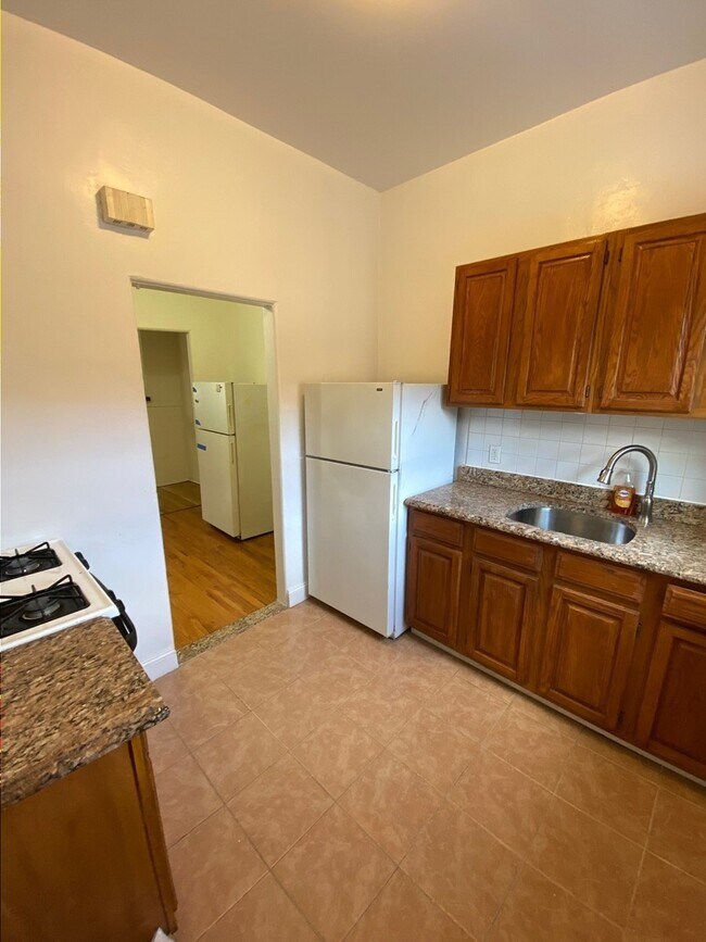Foto del edificio - GORGEOUS ONE BEDROOM IN BAYSIDE