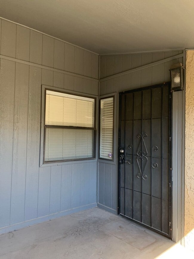 Building Photo - Great 2 Bedroom 2 Bathroom Split Floorplan...