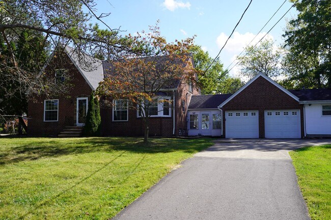 Foto del edificio - Spacious 4-Bedroom Property with In-Law Su...