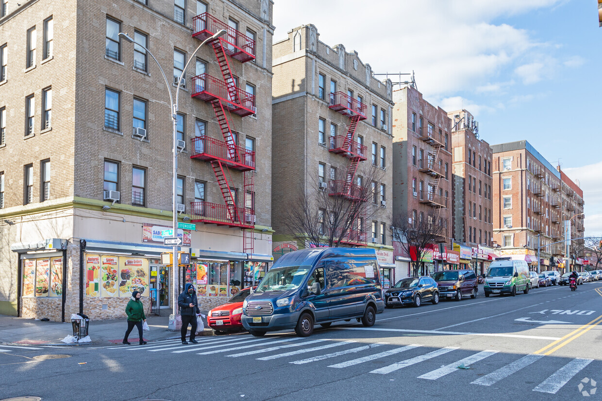 Vista desde la calle - 998-1000 Longwood Ave