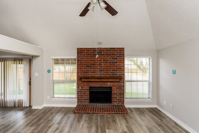 Foto del edificio - 819 Crooked Creek Ln