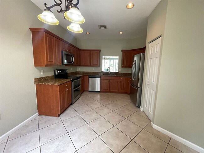 Foto del edificio - 5031 Madison Lakes Cir W