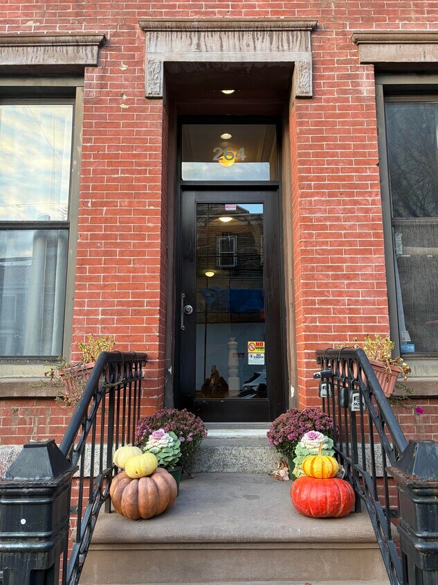 Foto principal - 264 3rd St