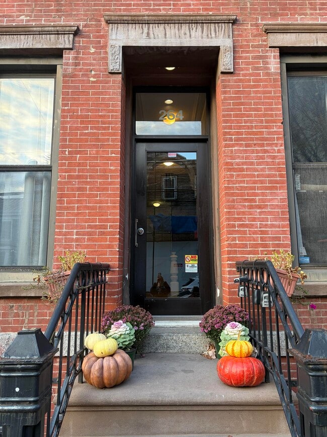 Building Photo - 264 3rd St