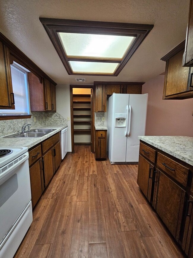 Foto del edificio - (3) Bed/(2) Bath Avail NOW! Pets Negotiable.