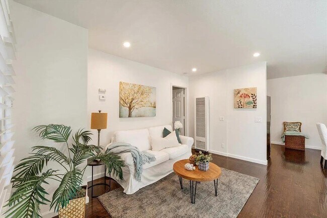 Foto del edificio - 820 Casanova Ave