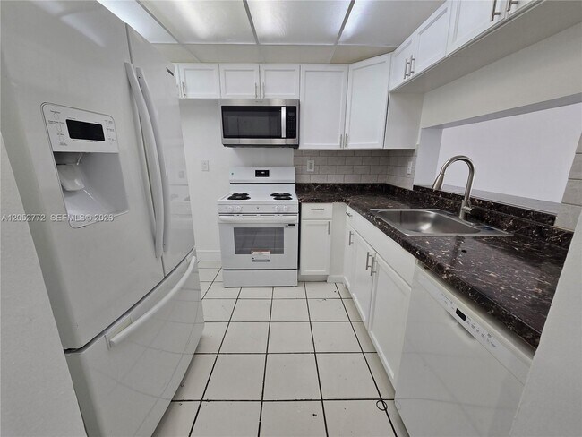 Foto del edificio - 484 NW 165th St