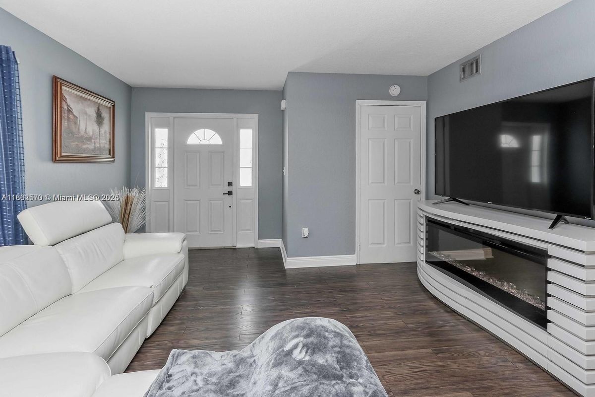 Foto del edificio - 1021 SW 104th Ct