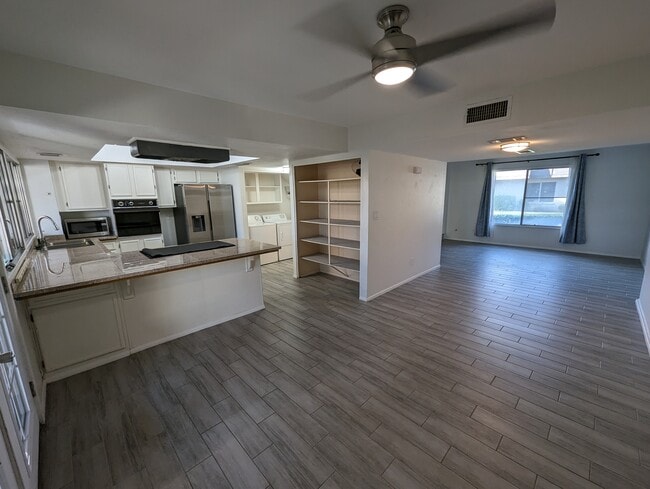 Building Photo - 1618 E Dunbar Dr