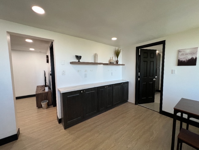 Building Photo - 1960 Willow Dr