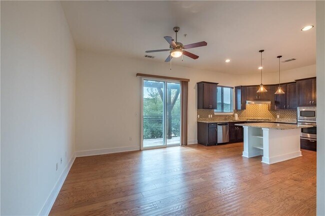 Foto del edificio - 8110 Ranch Rd 2222