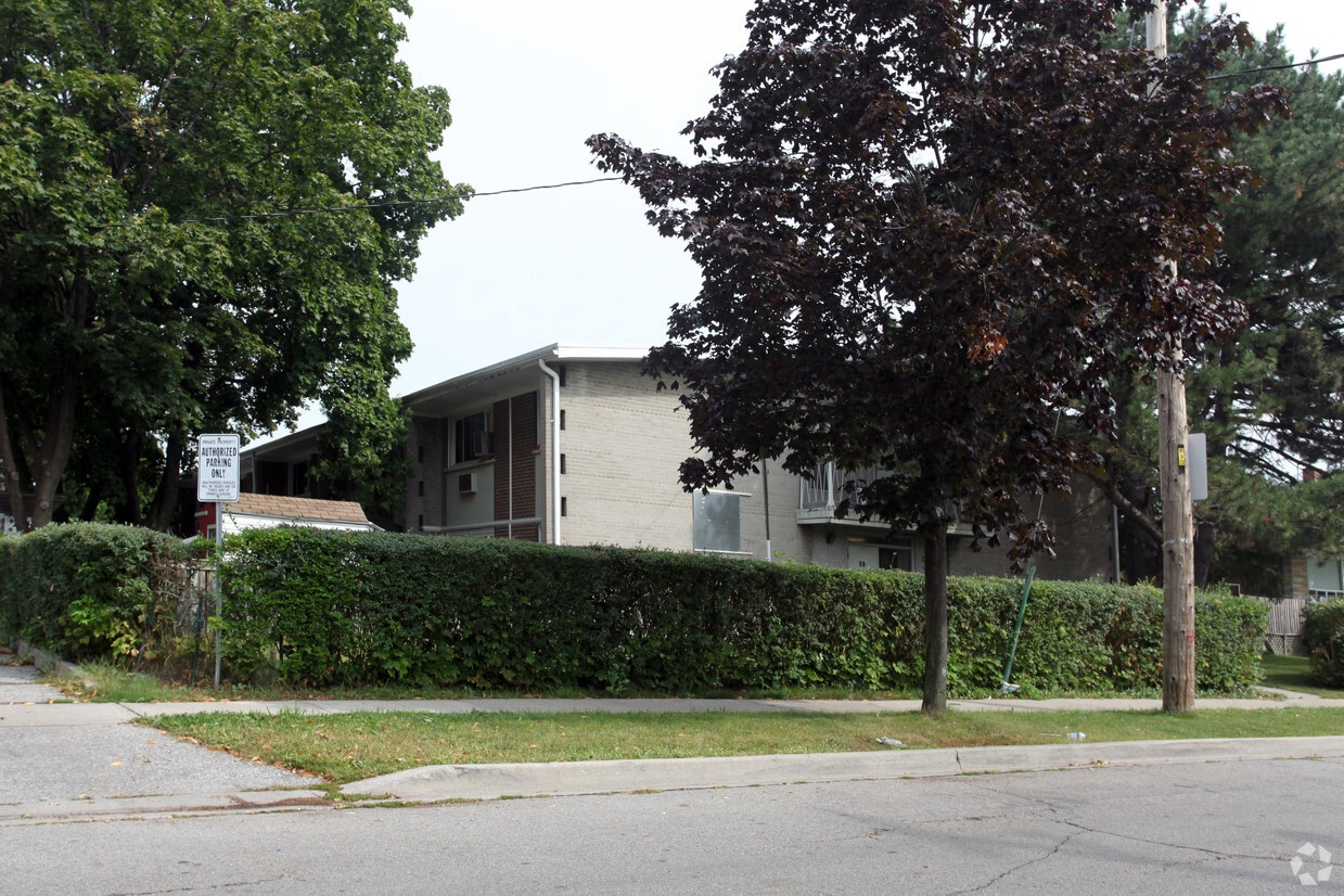 Building Photo - 90 Golfdown Dr