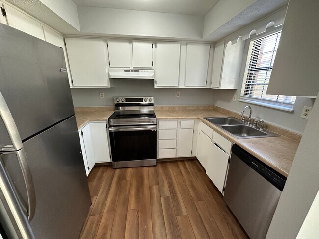Foto del edificio - 6449 Brookedge Ct