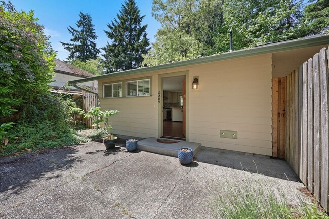 Building Photo - MOVE IN READY NOW! Stylish One-Bedroom A/C...