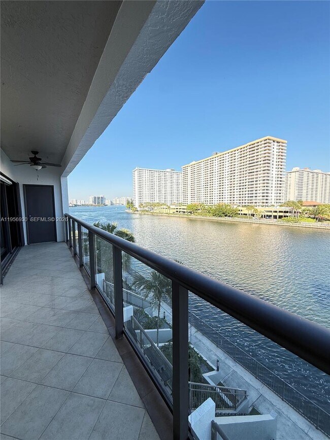 Foto del edificio - 4000 NE 168th St