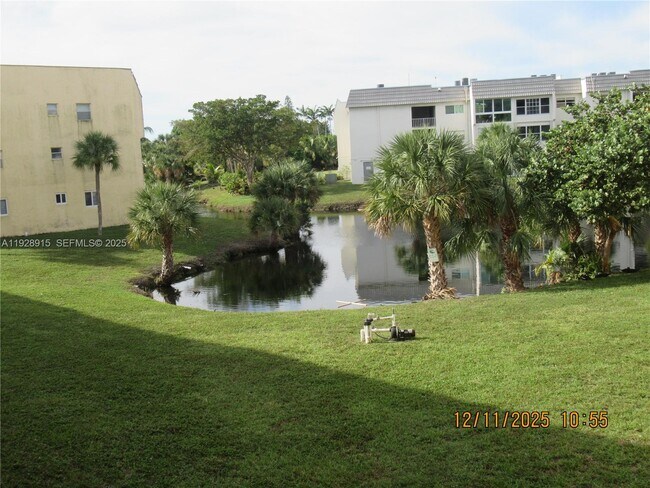 Foto del edificio - 8285 Sunrise Lakes Blvd