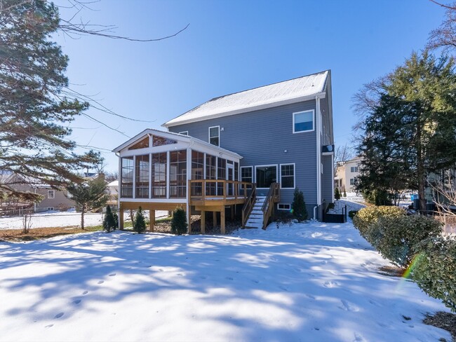 Building Photo - This charming rambler is located in the he...