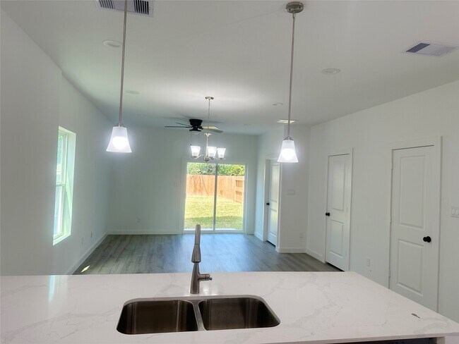 Foto del edificio - 7813 Hirsch Rd