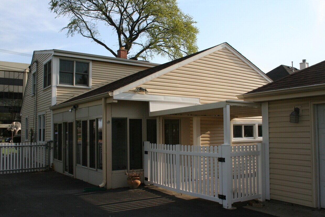 Primary Photo - 1000 E Touhy Ave