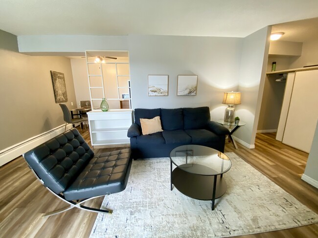 Photo du bâtiment - 8310-8310 Jasper Ave
