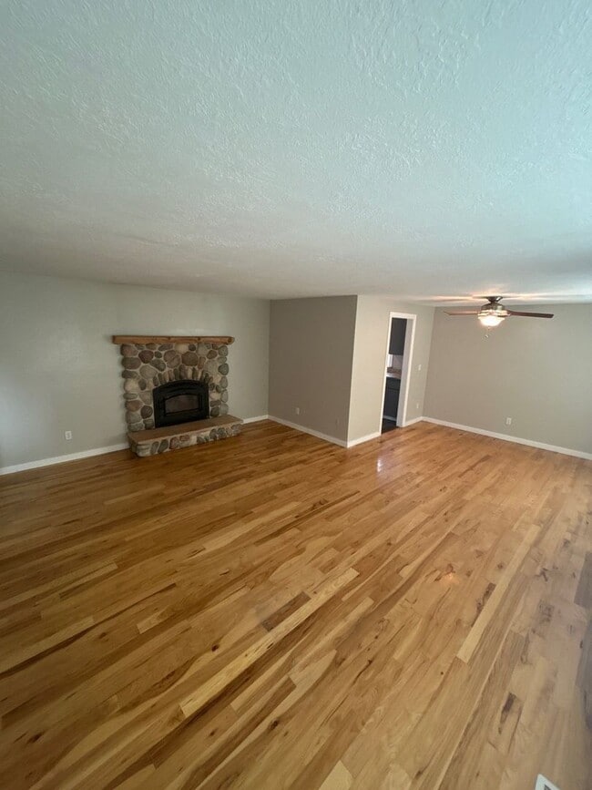 Foto del edificio - 3677 Carmelle Ct NE