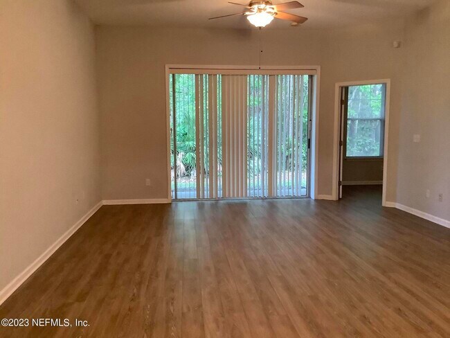 Foto del edificio - 6377 Island Forest Dr