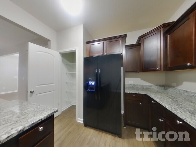 Foto del edificio - 178 Hidden Lakes Rd