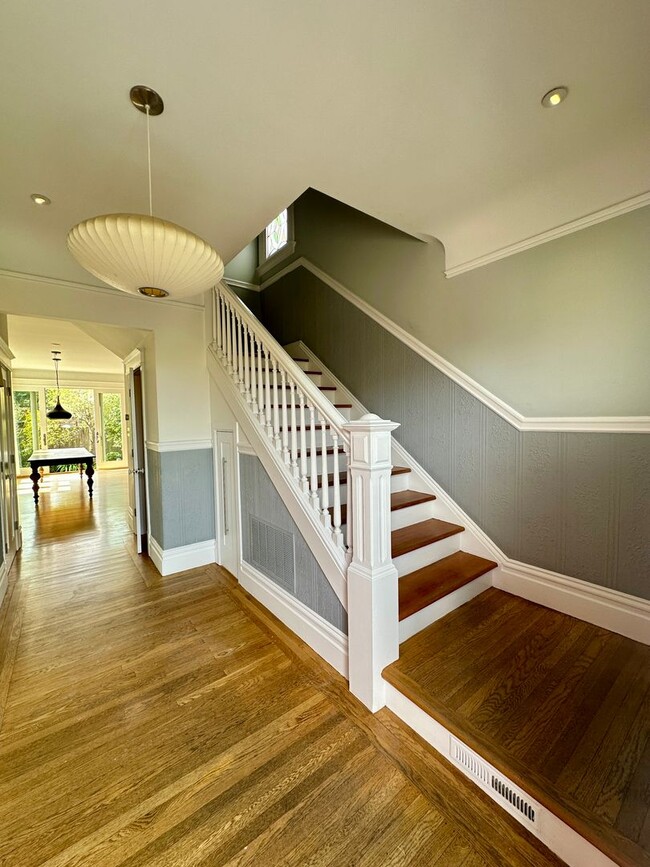 Building Photo - Beautiful and Sunny Noe Valley Home, Neigh...