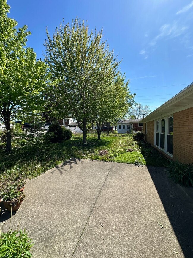 Foto del edificio - Not Your Typical Rental — Warm, Welcoming 3BR Brick Ranch in a Prime Neighborhood