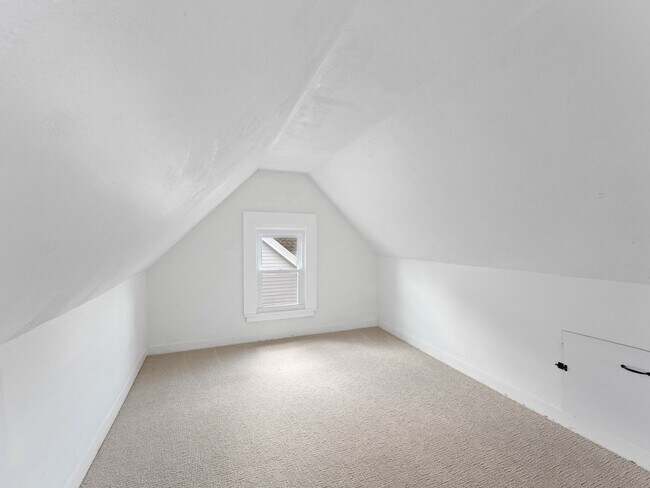 Foto del edificio - Renovated 3-Bedroom Apartment with Bonus Finished Attic & Spacious Shared Backyard