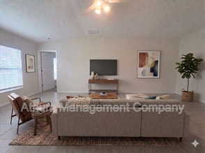 Building Photo - 327 Macarthur St