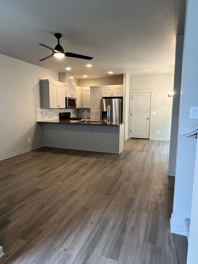 Building Photo - 3 Bedroom Townhome Dry Canyon Community