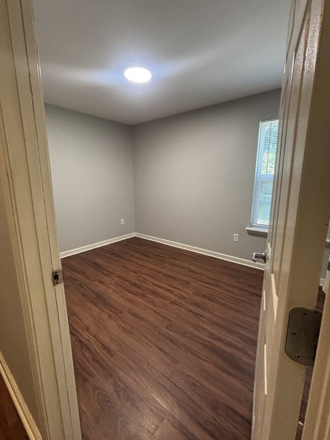 Building Photo - 537 Maple St