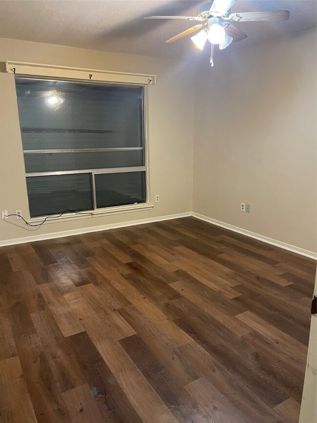 Foto del edificio - 4809 Oak Hollow St