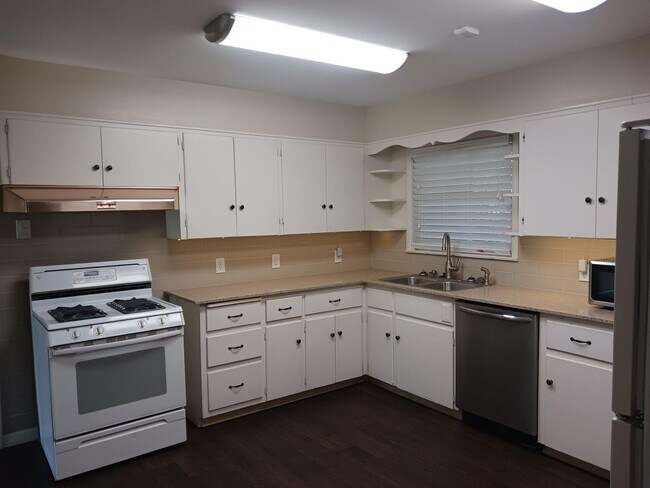 Foto del edificio - Spacious 3-Bedroom House, your next dream ...