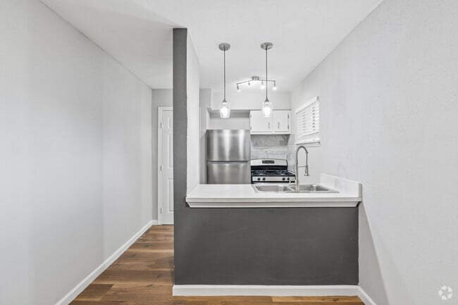 2BR, 1BA - 754SF - Kitchen - Mangum Oaks