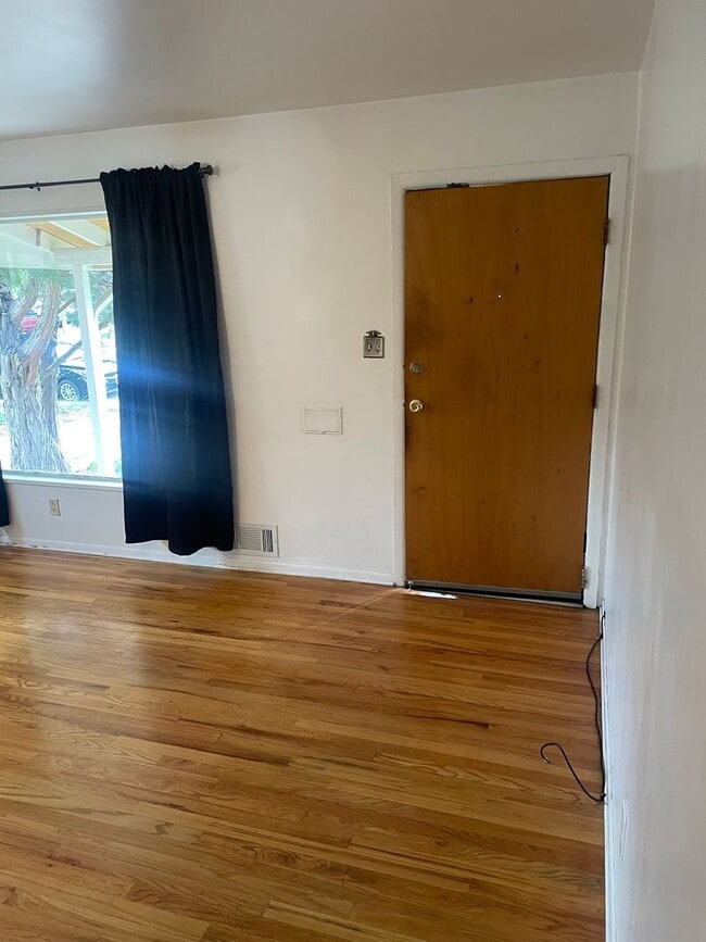 Building Photo - Ranch style home for rent very close to An...