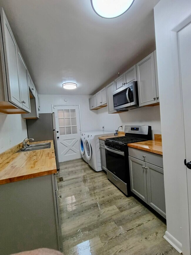 Foto del edificio - 6408 Blue Bird Dr