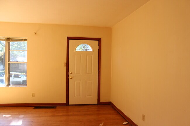 Building Photo - 1022 W Lawrence St