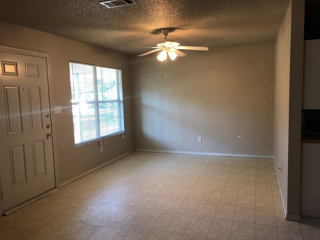 Building Photo - 2 Bedroom, 1 Bath, Bellmead