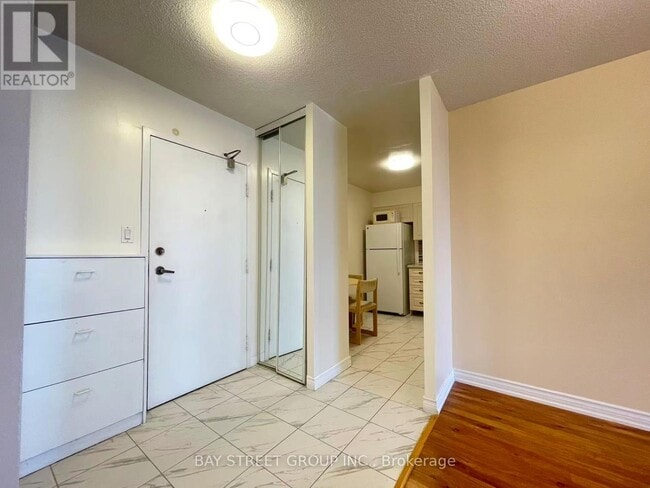 Building Photo - 25 Bamburgh Cir